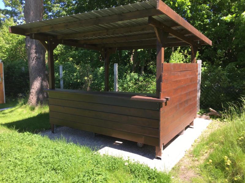 überdachten Grillplatz mit Holzkohlegrill